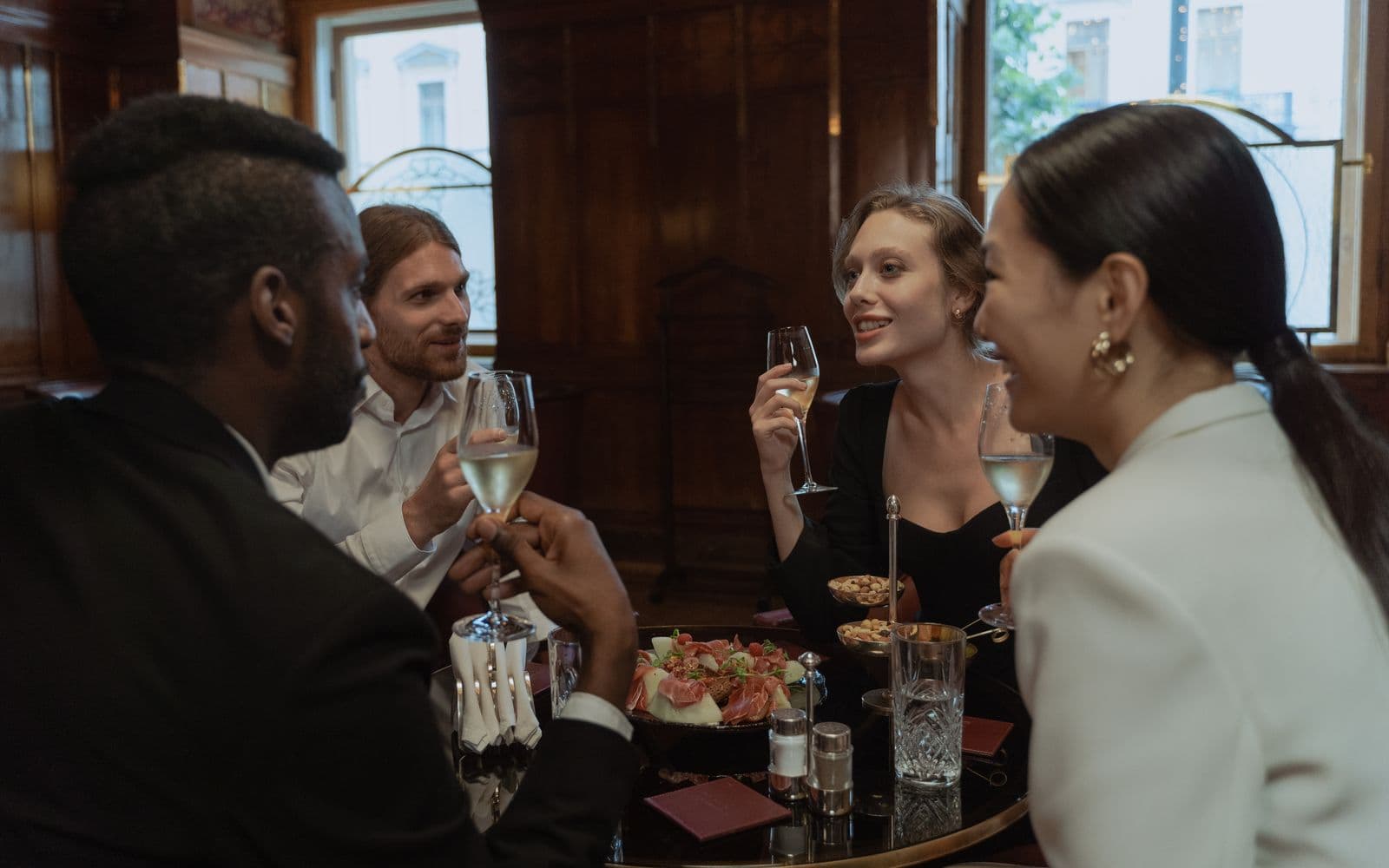 Freunde beim gemeinsamen Abendessen im Restaurant