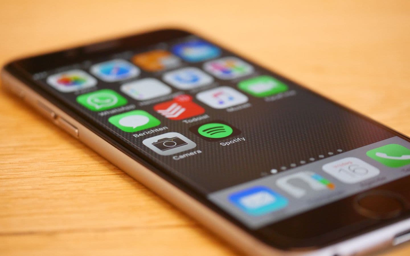 Nahaufnahme eines Smartphones mit vielen App-Symbolen auf dem Bildschirm