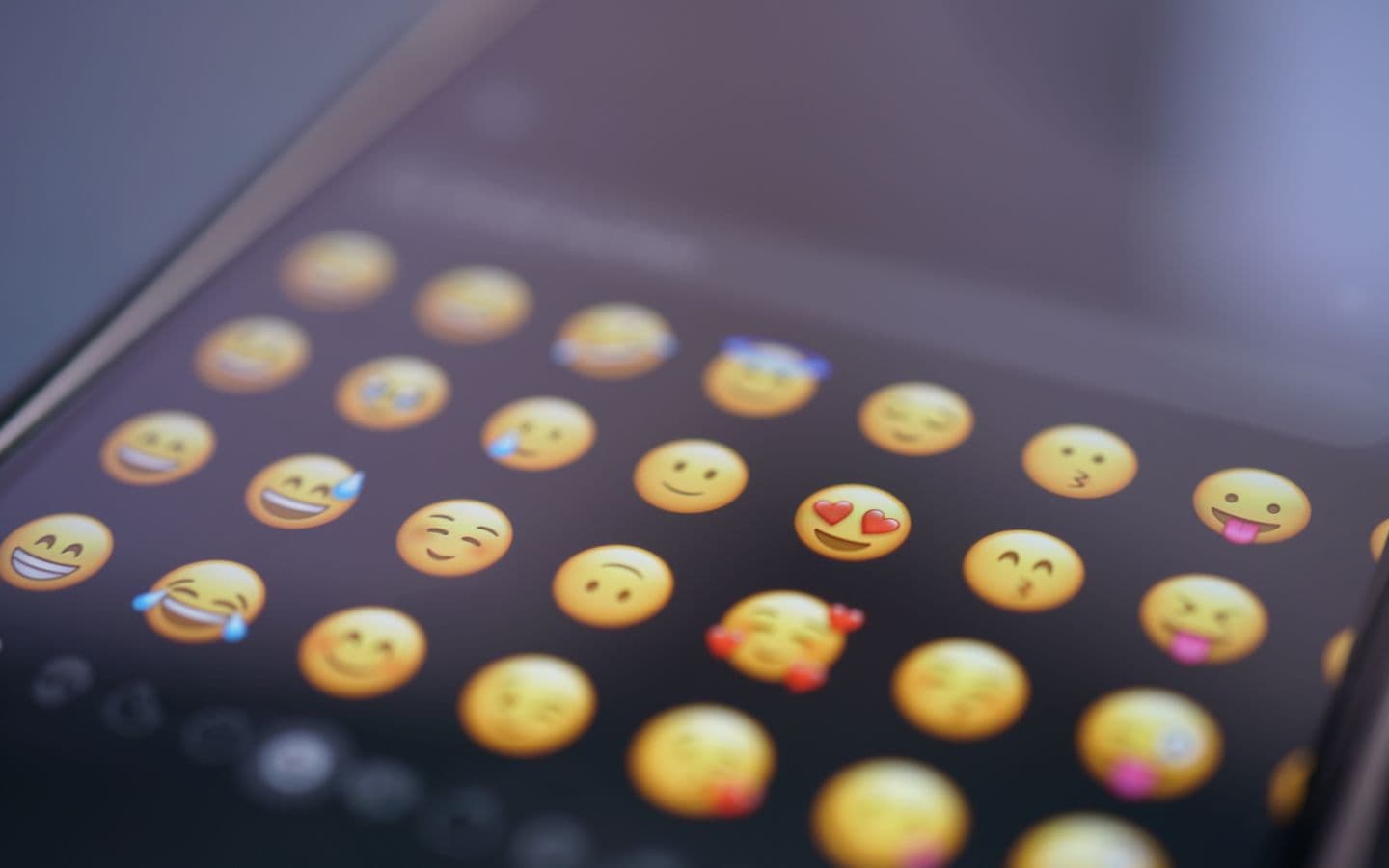 Nahaufnahme verschiedener Emojis auf einem Smartphone-Bildschirm