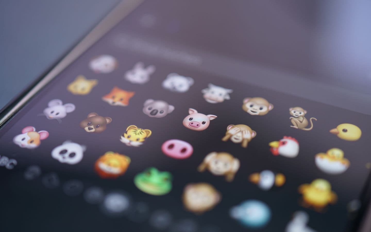Nahaufnahme verschiedener Tier-Emojis auf einem Smartphone-Display