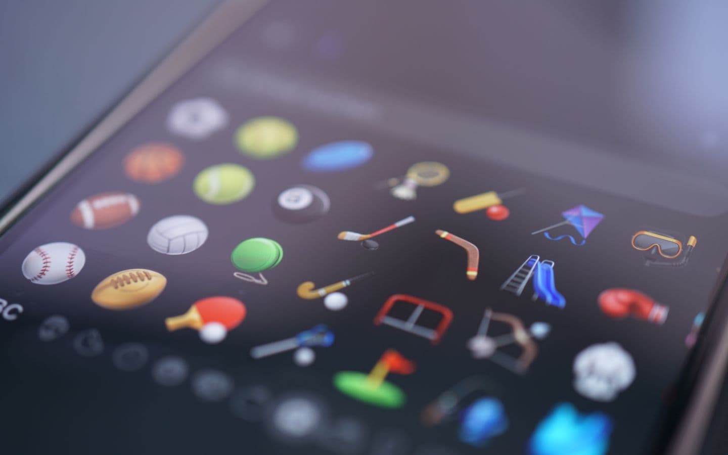 Detailansicht verschiedener Sport-Emojis auf einem Smartphone-Bildschirm