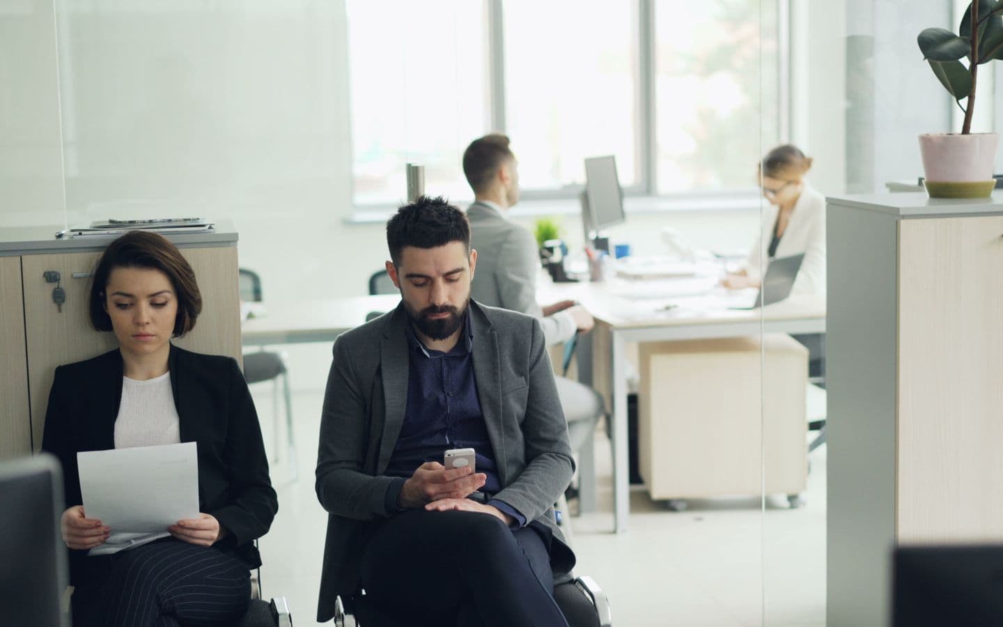 Geschäftsleute arbeiten konzentriert in einem modernen Großraumbüro
